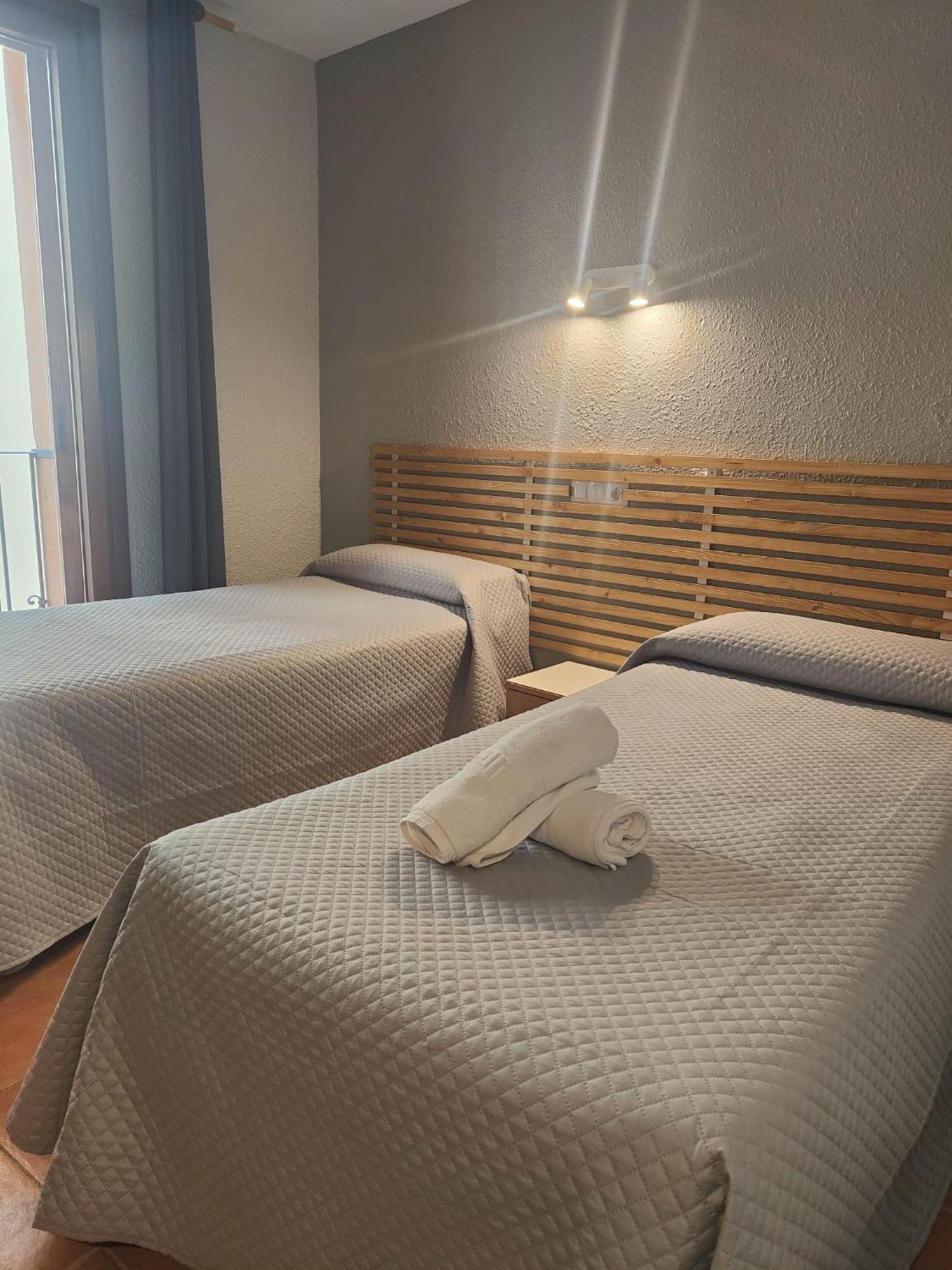 Hotel Acebo Plaza Mayor Хака Екстериор снимка